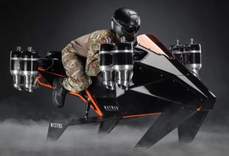 Photo Lietajúca motorka sa pripravuje vyraziť na oblohu